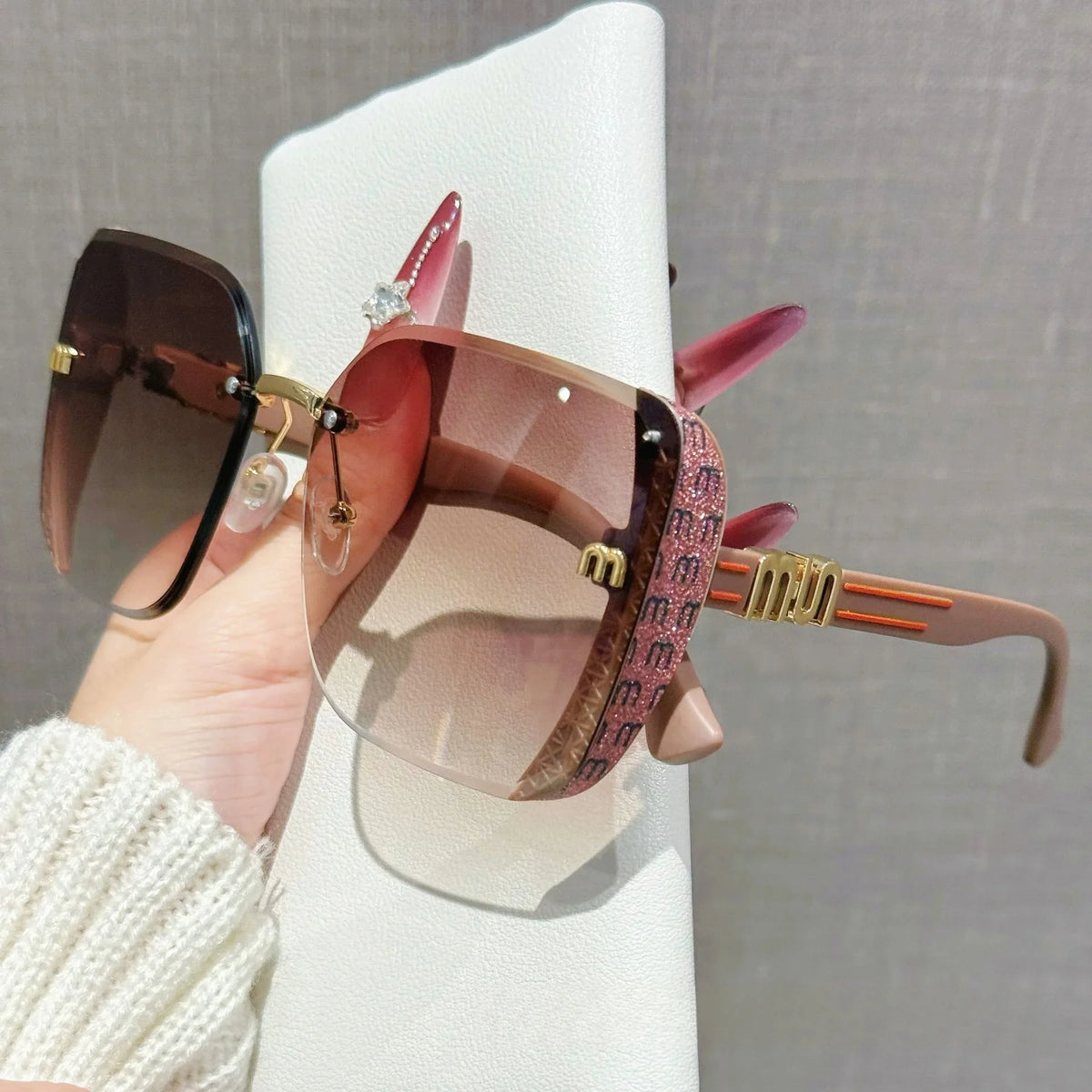 Gradient Tea Half Frame Cut Edge Sunglasses for Women Fine Glitter Light Luxury Letter Design New Hot Selling Fashion Accessory